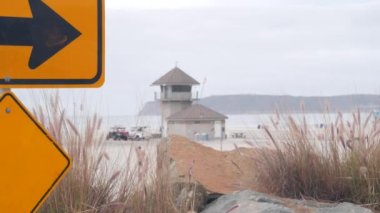 Cankurtaran standı veya Cankurtaran Kulesi kulübesi, Kaliforniya sahilinde sörf güvenliği, ABD. Kurtarma istasyonu, sahil cankurtaranları Wachtower ya da ev, Coronado Okyanus Sahili, San Diego. Sarı ok işareti ve arabalar.