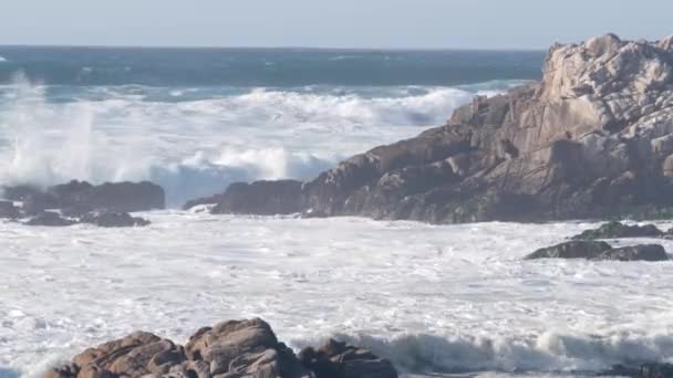 大きな嵐の波が岩だらけの岩場のビーチ モントレー湾の海岸 カリフォルニア州の海洋海岸 米国でクラッシュします 自然の17マイルの駆動力 海の水 風景や海のしぶき ペブルビーチの崖 — ストック動画