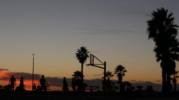 Люди Играющие Баскетбол Силуэты Игроков Баскетбольной Площадке Открытым Небом Пляж — стоковое видео
