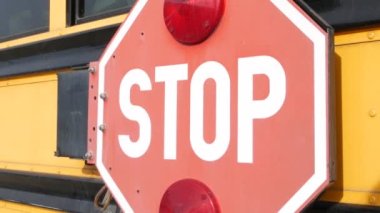 Kırmızı dur işareti, sarı okul otobüsü California, ABD 'de. Yolcu okul otobüsünde ya da Amerika 'daki mekikte trafik uyarısı. Toplu taşıma güvenliği yolda. Dikkat ya da dikkat işareti. Eğitim kavramı
