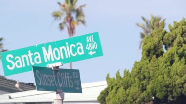 Santa Monica yol ayrımında, California City Caddesi, ABD. Los Angeles yakınlarındaki rıhtım turizm merkezi, deniz kıyısındaki yaz tatilleri için gidilecek yer. Kıyı palmiyeleri.