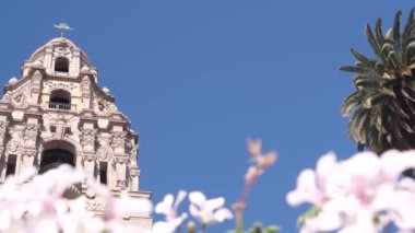 İspanya 'nın yeniden canlandırma mimarisi Balboa Park, San Diego, Kaliforniya' da. Tarihi bina, klasik barok ya da rokoko romantizm tarzı. Çan kulesi dekoru ve mozaik kubbe veya kubbe. Çiçekler..
