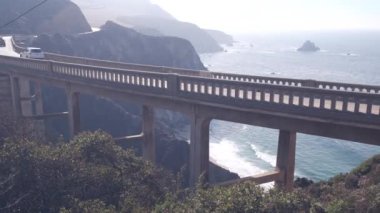 Bixby Creek Köprüsü, kemer mimarisi. Pasifik kıyısı otoyolu 1 dönüm noktası. Tarihi manzaralı Cabrillo yolu. Sahil yolculuğu, yolculuk ya da okyanus yoluyla seyahat. Sisli havada kanyon. California, Big Sur, ABD