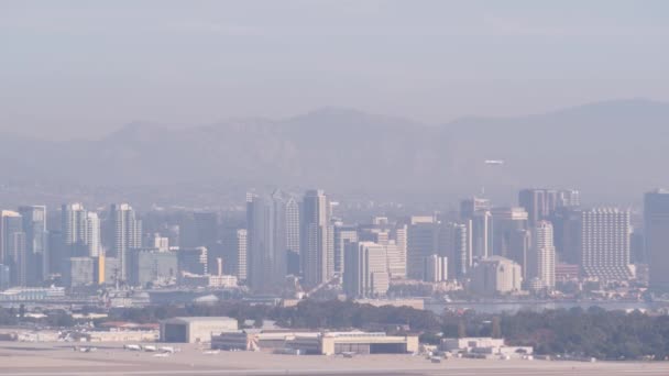 圣地亚哥市的天际线 市中心的城市景观与高耸的摩天大楼 加利福尼亚海岸 从上方俯瞰科罗纳多岛 从洛玛角俯瞰 飞机在半空中飞行 — 图库视频影像