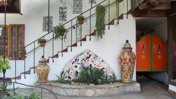 Bahçede Meksika Bahçe Tasarımı Renkli Seramik Boyalı Dekor Pencere Merdiven — Stok video