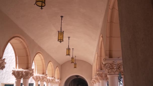 スペインの植民地時代の復興建築物 バルボアパーク サンディエゴ カリフォルニア州米国 歴史的な建物 古典的なバロック様式またはロココ様式 Casa Archway Vault Arcade — ストック動画