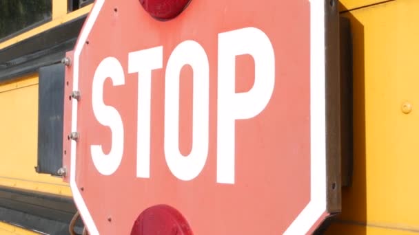 Rode Stopbord Gele Schoolbus Californië Usa Verkeerswaarschuwing Schoolbus Shuttle Amerika — Stockvideo