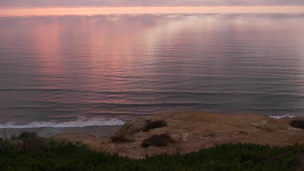 夕阳西下的云彩 粉色天空的反光 托里松树风景秀丽 俯瞰景色 海水波涛汹涌 陡峭的悬崖 岩石或悬崖 加利福尼亚海岸 — 图库视频影像