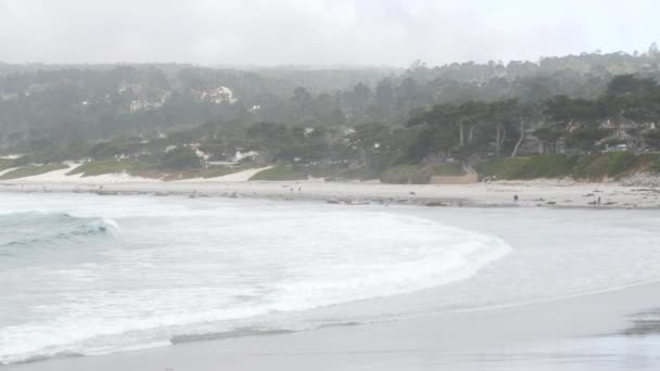 カーメルの海の砂浜 モントレーベイ自然 カリフォルニア州海岸 海岸に大きな泡の海の水の波がクラッシュします 休暇ウォーターフロントのビーチフロントリゾート 霧霧の霧の雨の天気 曇りの雲 — ストック動画