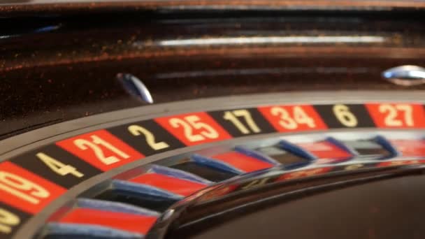 カジノで木製のフランスのルーレットテーブルの上のボール 車輪の回転 回転または回転 ゼロのセクター チャンスのゲームで賭け お金遊び ギャンブルや危険な賭け — ストック動画