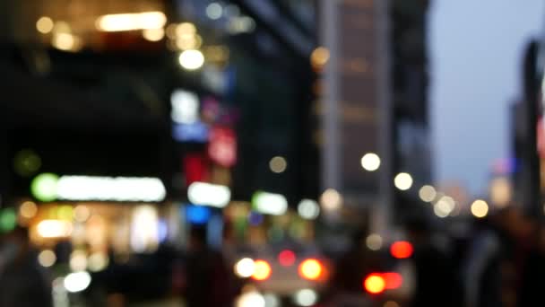 夕暮れ時にはゼブラを歩く歩行者 横断歩道で道路を横断する人々 夕暮れ時にはメガポリス通りの群衆 大都市生活 ダウンタウン モスクワはニューヨークに似ている Ped Xing — ストック動画