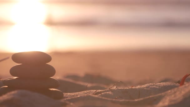 돌멩이 무더기 모래사장 햇빛에서 바위가 균형을 이루며 있습니다 더미에 조화의 — 비디오