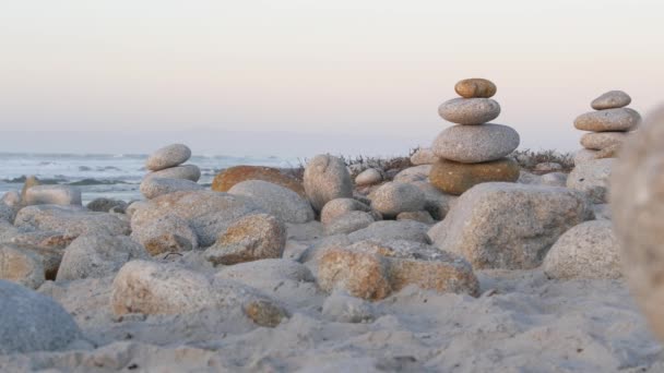 Równowaga Skalna Żwirowej Plaży Monterey Mil Jazdy Wybrzeże Kalifornii Usa — Wideo stockowe