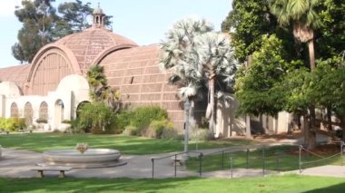 Botanik binası dış yüzey ya da bahçe cephesi, yeşil çimenler, palmiye ağaçları ve çeşme. İspanya 'nın yeniden canlandırma mimarisi Balboa Park, San Diego, Kaliforniya' da. Tahta kubbe ya da kubbe.
