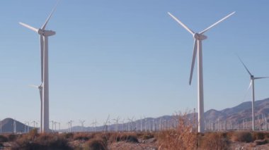 Dönen yel değirmenleri türbini, rüzgar santrali alternatif yeşil yenilenebilir enerji jeneratörleri, Kaliforniya çöl ABD 'de endüstriyel alan. Rüzgâr çiftliğinde elektrik üretimi. Palm Springs, Coachella