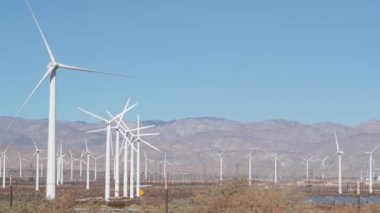 Dönen yel değirmenleri türbini, rüzgar santrali alternatif yeşil yenilenebilir enerji jeneratörleri, Kaliforniya çöl ABD 'de endüstriyel alan. Rüzgâr çiftliğinde elektrik üretimi. Palm Springs, Coachella
