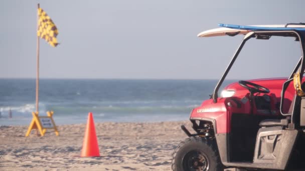 Livräddare Röd Pickup Lastbil Livvakt Auto Sand Kalifornien Ocean Beach — Stockvideo