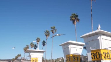 Cankurtaran standı veya Cankurtaran Kulesi kulübesi, Kaliforniya sahilinde sörf güvenliği, ABD. Yaz Pasifik Okyanusu estetiği. Kurtarma istasyonu, sahil cankurtaranları Wachtower ya da ev, La Jolla, San Diego 'daki palmiye ağaçları.