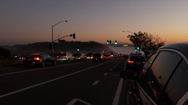美国加利福尼亚州圣地亚哥德尔马的托里松州海滩1号太平洋海岸高速公路上的交通灯 沿海公路度假 在101号高速公路上沿着大海的路途旅行 黄昏时分的汽车 — 图库视频影像