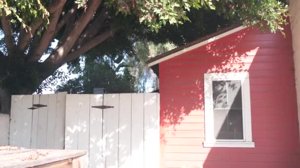 Κόκκινο Ξύλινο Αγροτικό Ράντσο Σπίτι Ρουστίκ Κτίριο Εξωτερικό Παράθυρο Και — Αρχείο Βίντεο