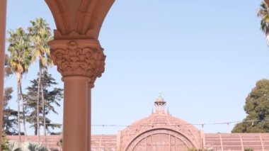 İspanyol sömürge canlandırma mimarisi, Balboa Park, San Diego, Kaliforniya ABD. Tarihi bina, klasik barok ya da rokoko romantizm tarzı. Casa 'nın kemer ve kolonları, kemer yolu, kasa, oyun salonu ya da geçiş