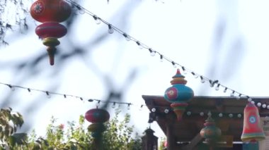 Cinco de Mayo için festival sokak dekorasyonu, Ölüler Günü ya da Dia de Muertos. Tatil, karnaval, parti ya da şenlik için Meksika rengarenk etnik dekoru. Ampul çelengi asılı, karnaval atmosferi.