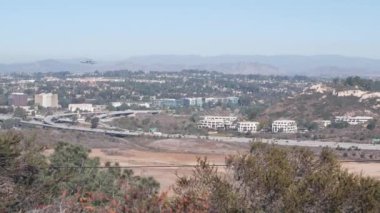 Torrey Pines eyalet parkı, eko-turizm için doğal rezerv, yürüyüş ve patika, Kaliforniya banliyö kıyıları, ABD. Çevre koruma, bitkiler, yeşillik ve evler. 5. Otoyol San Diego 'ya.
