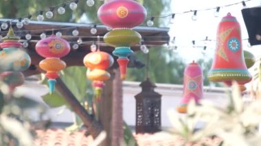 Tatil, karnaval, parti ya da şenlik için Meksika rengarenk etnik dekoru. Cinco de Mayo için festival sokak dekorasyonu, Ölüler Günü ya da Dia de Muertos. Ampul çelengi asılı, karnaval atmosferi.