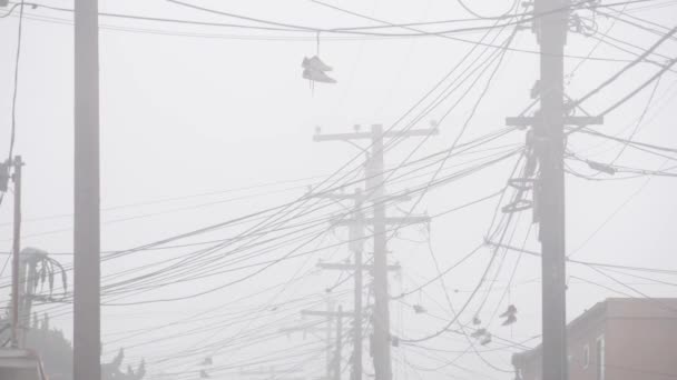 Zapatillas Deporte Zapatos Lona Colgando Línea Eléctrica Niebla Calle Ciudad — Vídeos de Stock