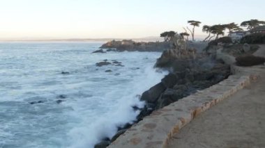 Rocky sarkık okyanus plajı, kıyıya vuran büyük deniz dalgaları, Monterey 17 mil sürüş, Kaliforniya, ABD. Pacific Grove 'da su sıçraması, sahil kıyısı gezinti alanı, sahil parkı deniz manzarası..