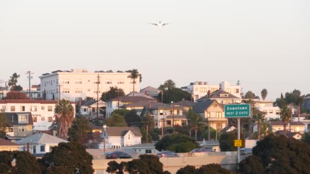 Самолёт Приземляется Аэропорту Сан Диего Калифорния Сша Самолет Прибывает Закат — стоковое видео