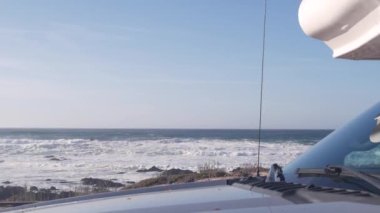 Karavan, yolculuk için karavan. Pasifik Okyanusu sahili dalgaları, Monterey California kıyıları ABD. Sahil kıyısı yol gezisi, karavan karavanı. Mobil ev karavanı.