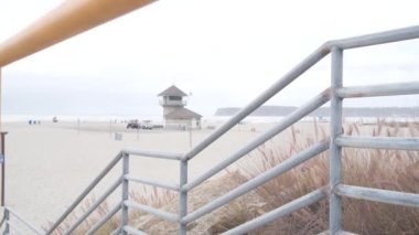 Cankurtaran standı veya Cankurtaran Kulesi kulübesi, Kaliforniya sahilinde sörf güvenliği, ABD. Kurtarma istasyonu, sahil cankurtaranları Wachtower ya da ev, Coronado Okyanus Sahili, San Diego. Sahile giriş merdivenleri ya da merdivenler.