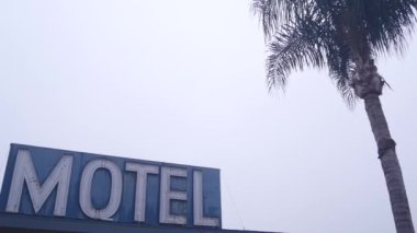California, ABD 'de sisli bir hava var. Motelin ya da otelin yol üzerindeki Retro Neon tabelaları. Puslu palmiye ağaçları, kasvetli karamsar atmosfer. Otostop yaparken konaklamak. Turizm ya da Amerika 'da seyahat