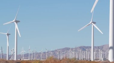 Dönen yel değirmenleri türbini, rüzgar santrali alternatif yeşil yenilenebilir enerji jeneratörleri, Kaliforniya çöl ABD 'de endüstriyel alan. Rüzgâr çiftliğinde elektrik üretimi. Palm Springs, Coachella