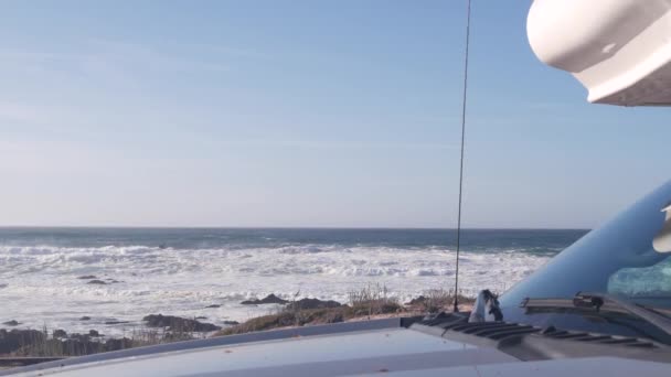 Campertrailer Caravan Voor Roadtrip Golven Van Stille Oceaan Zeestrand Monterey — Stockvideo