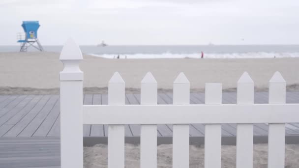 ライフガードスタンドやライフガードタワー小屋 カリフォルニアビーチでの安全サーフィン 救助ステーション 海岸のライフセーバーはタワーや家 コロナド海のビーチ サンディエゴの海岸を見ています 白い木製のピケットフェンス — ストック動画