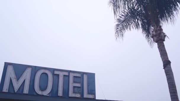Sinal Néon Retrô Motel Hotel Estrada Nevoeiro Nevoeiro Tempo Califórnia — Vídeo de Stock