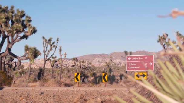 Kaliforniya Kavşakta Yön Işaretli Oklar Var Tatillerde Yolculuk Için Gidilecek — Stok video