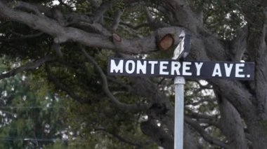 Monterey yol tabelası, California caddesi kavşağı, ABD. Turizm merkezi, tarihi başkent. Sahil seyahatleri için sahil seyahatleri. 17 mil yol, Bay Akvaryumu ve Cannery Row şehri..