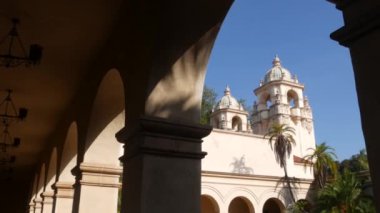 İspanyol sömürge canlandırma mimarisi, Balboa Park, San Diego, Kaliforniya ABD. Tarihi bina, klasik barok ya da rokoko romantizm tarzı. Casa 'nın kemer ve kolonları, kemer yolu, kasa, oyun salonu ya da geçiş