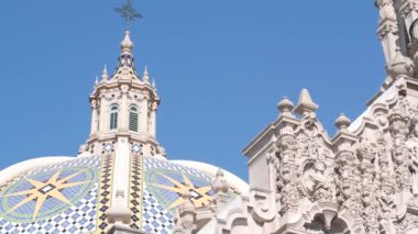 İspanya 'nın yeniden canlandırma mimarisi Balboa Park, San Diego, Kaliforniya' da. Tarihi bina, klasik barok ya da rokoko romantizm tarzı. Çan kulesi veya çan kulesi rahatlama dekoru ve mozaik kubbe veya kubbe