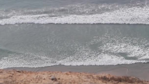 陡峭的悬崖 岩石或悬崖 加利福尼亚海岸侵蚀 派恩的海岸线观点 海滩上的海潮 海浪冲刷 从上方俯瞰海景 — 图库视频影像