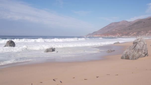 大きな太平洋の波が砂の海岸 空のガラパータビーチ カリフォルニア海岸 ビッグサー自然景観 米国でクラッシュします 水の潮の海の泡 霧の天気の山のスプラッシュ 国道1号 — ストック動画