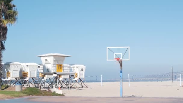 Palmbomen Basketbal Sportveld Rechtbank Het Strand Californië Kust Verenigde Staten — Stockvideo