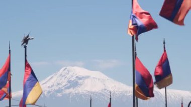 Ermeni bayrağı askeri mezarlık. Nagorno-karabak çatışması, Azerbaycan savaşı. Erablur Anıt Mezarlığı 'nda Artsakh sembolü, Erivan' da vatanseverlik. Ölü askerlerin mezarları. Hayastan silahlı kuvvetleri. Ararat