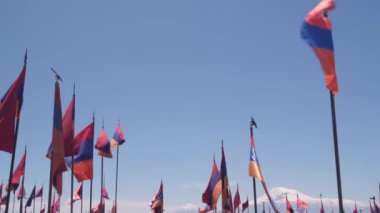 Ermeni bayrağı askeri mezarlık. Nagorno-karabak çatışması, Azerbaycan savaşı. Erablur Anıt Mezarlığı 'nda Artsakh sembolü, Erivan' da vatanseverlik. Ölü askerlerin mezarları. Hayastan silahlı kuvvetleri. Ararat