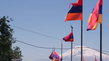Ermeni bayrağı askeri mezarlık. Nagorno-karabak çatışması, Azerbaycan savaşı. Erablur Anıt Mezarlığı 'nda Artsakh sembolü, Erivan' da vatanseverlik. Ölü askerlerin mezarları. Hayastan silahlı kuvvetleri. Ararat