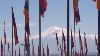 Ermeni bayrağı askeri mezarlık. Nagorno-karabak çatışması, Azerbaycan savaşı. Erablur Anıt Mezarlığı 'nda Artsakh sembolü, Erivan' da vatanseverlik. Ölü askerlerin mezarları. Hayastan silahlı kuvvetleri. Ararat
