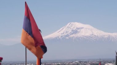 Ermeni bayrağı askeri mezarlık. Nagorno-karabak çatışması, Azerbaycan savaşı. Erablur Anıt Mezarlığı 'nda Artsakh sembolü, Erivan' da vatanseverlik. Ölü askerlerin mezarları. Hayastan silahlı kuvvetleri. Ararat